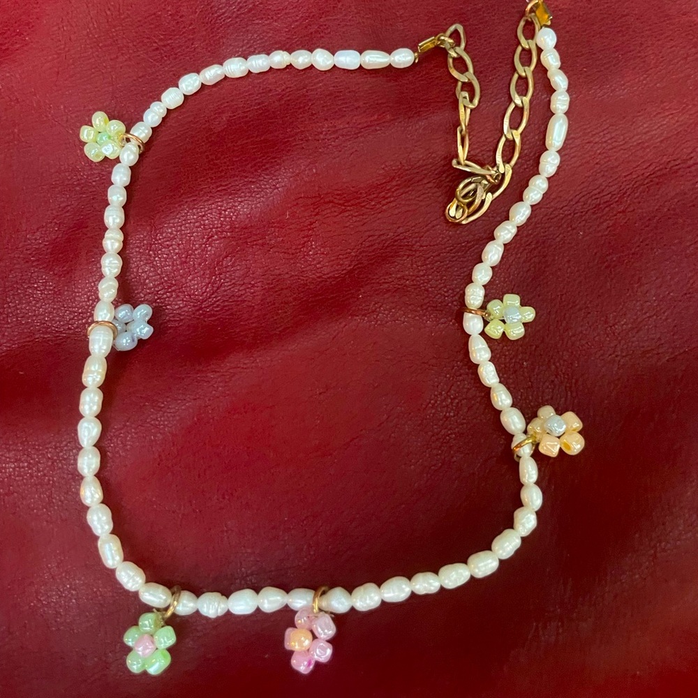 Faux Pearl Beaded Flower Necklace